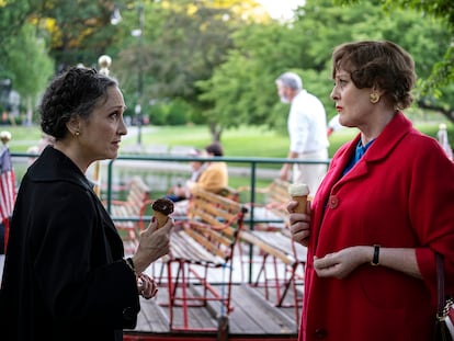 Bebe Neuwirth y Sarah Lancashire, en una imagen de la serie 'Julia'.