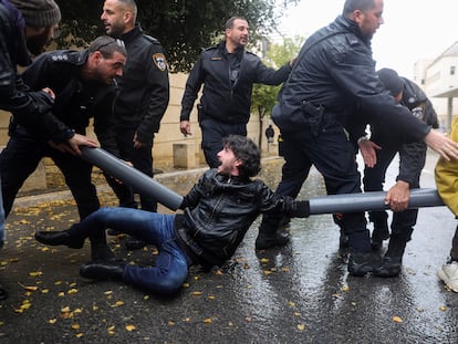 La policía evacuaba, este martes en Jerusalén, a uno de los manifestantes contra la reforma judicial que bloqueaba la calle.