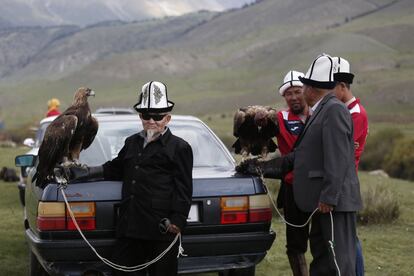 Concursantes esperan con sus águilas el comienzo de la competición de caza en los 'World Nomad Games', en Kyrchyn Gorge (Kirguistán).