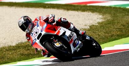 Dovizioso rueda con su Ducati en Mugello.