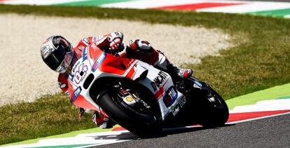 Dovizioso rueda con su Ducati en Mugello. 