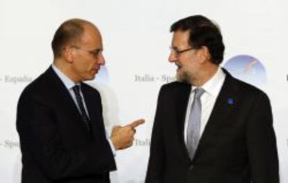 El primer ministro italiano, Enrico Letta, conversa con el presidente del Gobierno espa&ntilde;ol, Mariano Rajoy.  REUTERS/Alessandro Bianchi (ITALY - Tags: POLITICS) ITALY/