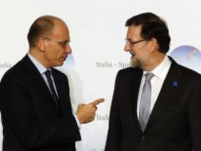 El primer ministro italiano, Enrico Letta, conversa con el presidente del Gobierno espa&ntilde;ol, Mariano Rajoy.  REUTERS/Alessandro Bianchi (ITALY - Tags: POLITICS) ITALY/