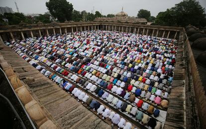 Musulmanes ofrecen oraciones de Eid al-Adha en una mezquita en Ahmedabad (India). La Celebración del Sacrificio es la festividad mayor de los musulmanes, que conmemora el pasaje recogido en el Corán, en el que se muestra la voluntad de Abraham de sacrificar a su hijo Isaac como un acto de obediencia a Dios, antes de que Dios interviniera para proporcionarle un cordero y que sacrificara a este animal en su lugar.