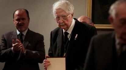 Pere Maria Orts, con la medalla al m&eacute;rito de las Bellas Artes.