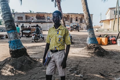 Kessah Amevor, de 11 años y residente en Ada Foah, con el uniforme del colegio. A pesar de llevar casi toda la noche pescando en el Volta, el pequeño ya está preparado para empezar una nueva jornada. A las ocho empiezan las clases y hoy tiene examen de matemáticas. 