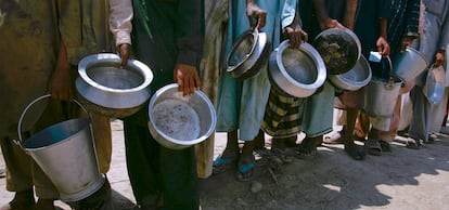 Un grupo de afectados por las inundaciones en Pakistán hacen cola para el reparto de comida en Sukkur, al sur de Pakistán.
