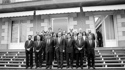 Virgilio Zapatero (detrás de Felipe González y Juan Carlos I) posa junto al resto de los miembros del Gobierno tras la jura del cargo de los ministros, el 7 de diciembre de 1989 en la escalinata del Palacio de la Zarzuela.