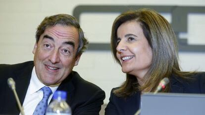 La ministra Fátima Báñez, y el presidente de la CEOE, Juan Rosell.