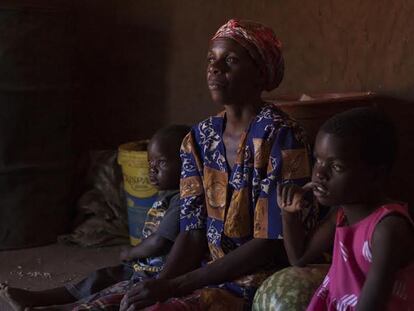 Singazi Tshuma, con dos de sus hijos.