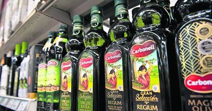 Botellas de aceite Carbonell, una de las marcas de Deoleo. 