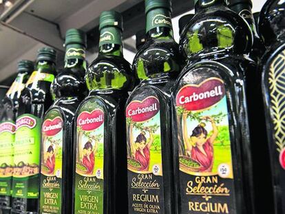 Botellas de aceite Carbonell, una de las marcas de Deoleo. 