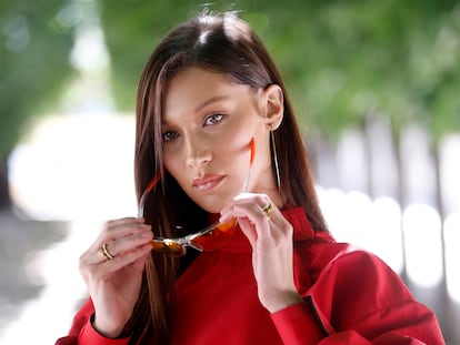 Bella Hadid poco antes del desfile masculino de Virgil Abloh para Louis Vuitton