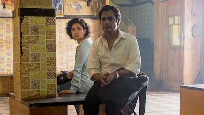 Sanya Malhotra (izquierda) y Nawazuddin Siddiqui, en el filme.