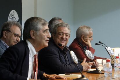 Juan-Miguel Hernández de León, , Manuel Longares, José María Izquierdo, Juan José Millás y Juan Cruz.