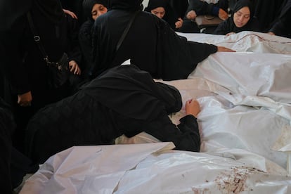 Funeral de víctimas de un ataque israelí, este sábado en Deir al Balah.