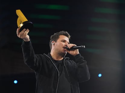 El cantante Dani Martín muestra el premio que recibió por su trayectoria en la industria musical en la gala de los premios Dial, celebrados el 16 de marzo en Santa Cruz de Tenerife.