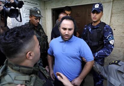 Agentes palestinos custodian al activista pacifista Issa Amro en Hebr&oacute;n.