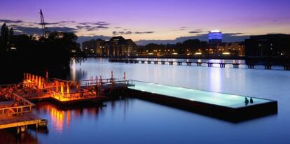 Badeschiff, la estilosa piscina urbana que flota sobre el río Spree, en Berlín.