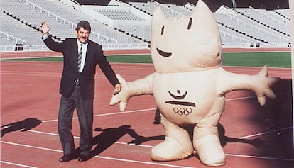 L'alcalde de Barcelona el 1992, Pasqual Maragall, amb el Cobi, la mascota dels Jocs.