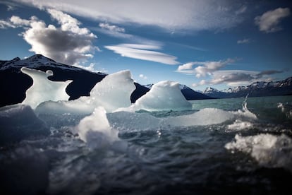 Hielo roto del glaciar Perito Moreno en Parque Nacional Los Glaciares, parte del campo de hielo Patagónico Sur, el tercer mayor campo de hielo en el mundo, en la provincia de Santa Cruz, Argentina.