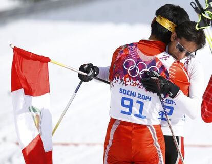 Dachhiri Sherpa (91) abraza al peruano Carcelen tras la prueba 