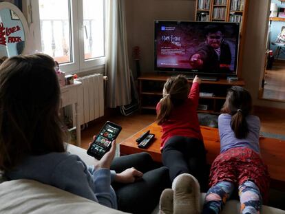 Una familia mira la televisión en Madrid, durante la cuarentena por el coronavirus. 