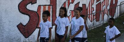 Los niños del Morro do Salgueiro en un costado del campo de fútbol. 