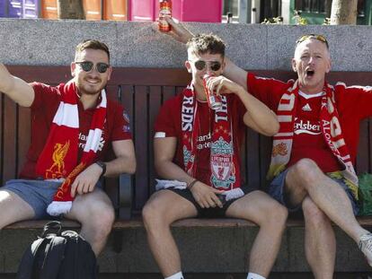 Aficionados del equipo de f&uacute;tbol Liverpool en la plaza de Felipe II.