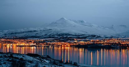 Panorámica de Akureyri al anochecer desde el otro lado de la bahía.