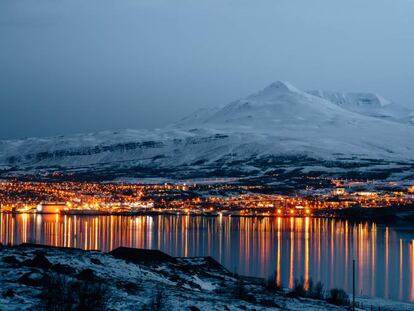 Panorámica de Akureyri al anochecer desde el otro lado de la bahía.