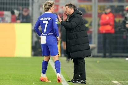 Diego Simeone y Griezmann charlan en un momento del partido.
