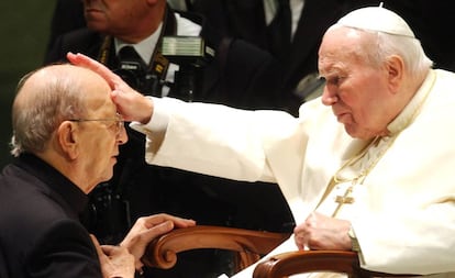 Juan Pablo II bendice a Marcial Maciel, fundador de los Legionarios de Cristo, en 2004.