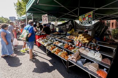 Un puesto de frutos secos en un mercadillo al aire libre, a 31 de julio de 2022, en el distrito de Tetuán, Madrid (España).