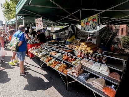 Un puesto de frutos secos en un mercadillo al aire libre, a 31 de julio de 2022, en el distrito de Tetuán, Madrid (España).