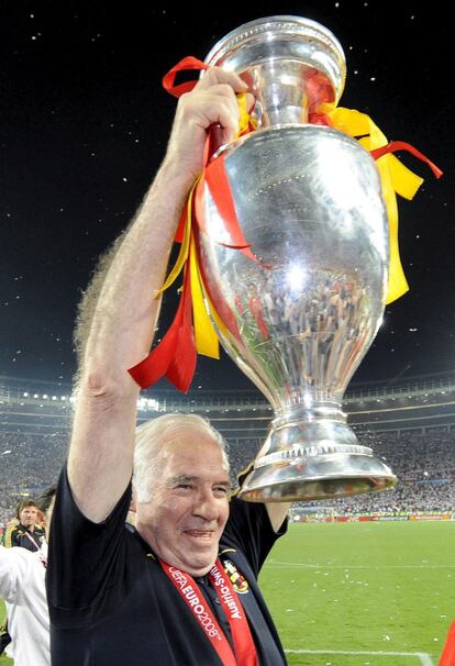 Luis Aragonés, alza el trofeo de campeón de Europa en Viena