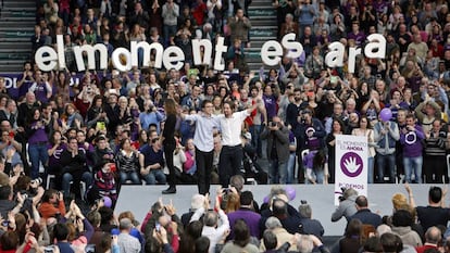 Iglesias (derecha) y Errejón saludan desde el escenario del pabellón de La Fonteta de Valencia, durante en un mitin de Podemos en enero de 2015.