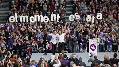 Iglesias (derecha) y Errejón saludan desde el escenario del pabellón de La Fonteta de Valencia, durante en un mitin de Podemos en enero de 2015.