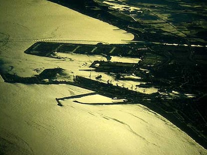 El puerto de Valencia durante la construcción de la bocana de la Copa del América.