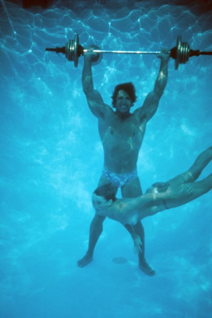 Arnold Schwarzenegger levantando pesas en el fondo de una piscina en1977.