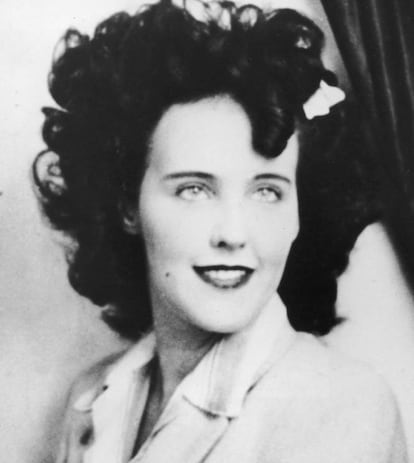 Elizabeth Short (Boston, 1924-California, 1947) era una aspirante a actriz que se convirtió en un icono norteamericano tras su muerte. Su cuerpo fue encontrado mutilado, separado en dos y rajado de arriba a abajo en un descampado de Los Ángeles. Nunca se encontró al culpable a pesar de que, desde el asesinato, en 1947, unas 500 personas han asegurado ser los responsables del grotesco crimen. La opinión pública y la prensa se sintieron profundamente fascinadas por el caso, que durante siete décadas ha generado teorías, libros y películas (la última, en 2006: 'La dalia negra', de Brian de Palma y con Scarlett Johansson) porque según los sociólogos EE UU se aferró al intrigante misterio sin resolver como una distracción tras el final de la Segunda Guerra Mundial.