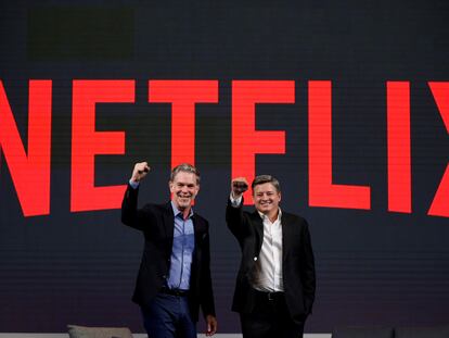 Reed Hastings (izq.), cofundador de Netflix, y Ted Sarandos, director de contenidos de la plataforma, durante una conferencia de prensa en Seúl, en 2016.