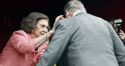 El rey Juan Carlos en la mesa de cuestación de la Cruz Roja presidida por la reina Sofía, en la Puerta del Sol.