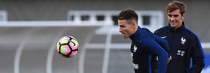 Gameiro y Griezmann durante un entrenamiento con Francia.