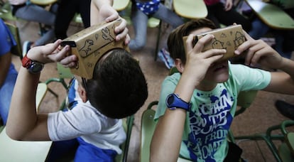 Students at Madrid's IES Cervantes school try out Google Expeditions.