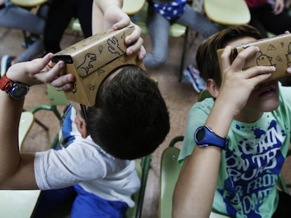 Students at Madrid's IES Cervantes school try out Google Expeditions.