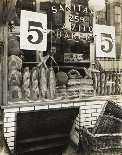 Abbot formó parte del círculo de Djurna Barnes y Eugene O’Neill. Tras su regreso de Paris donde trabajó con el escultor Brancusi y con Man Ray, se centró en la fotografía documental. Esta imagen forma parte de su libro Changing New York 1935-1939. La panadería cerró en 2004.