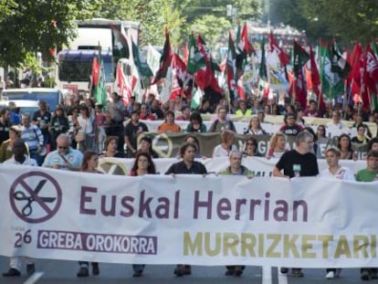 Los líderes de los sindicatos convocantes de la huelga encabezan la manifestación, en Bilbao, dentro de la jornada de huelga general.