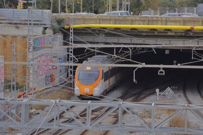 Varios trenes vacíos han circulado por el túnel de Barcelona para ayudar a dispersar el humo.