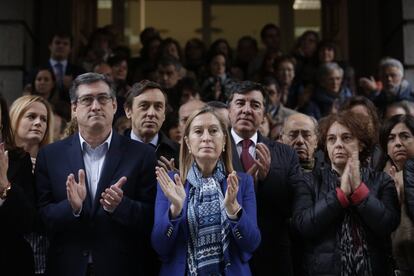 La presidenta del Congreso de los Diputados, Ana Pastor (centro) junto al resto de los diputados y trabajadores del Congreso, durante el minuto de silencio que guardaron en conmemoración del Día Internacional de la Eliminación de la Violencia contra la Mujer.